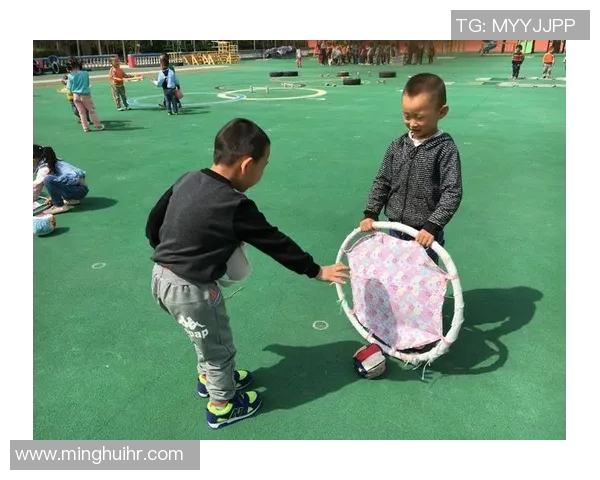 足球明星们的卡通玩耍时光趣味图片展现欢乐瞬间